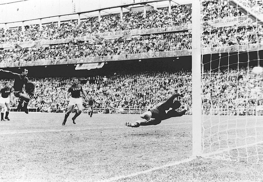Die Titelverteidigung ist gescheitert, denn 1964 gewann Spanien den Pokal im Finale 2:1 gegen die Sowjetunion.