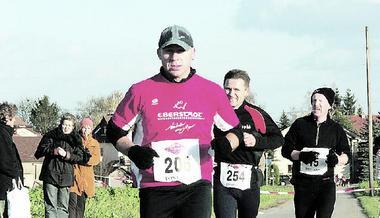 Beim sechsten Bönnigheimer Stromberglauf starteten 425 Sportler auf die beiden Distanzen. Es ging über Felder und durch Weinberge. Beim sechsten Bönnigheimer Stromberglauf starteten 425 Sportler auf die beiden Distanzen. Es ging über Felder und durch Weinberge.