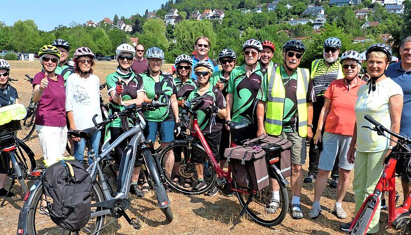 Die Radgruppe vor dem Start zur touristischen Radausfahrt von Pro Region, zusammen mit der Vorsitzenden Friedlinde Gurr-Hirsch (Zweite von rechts). Die Radgruppe vor dem Start zur touristischen Radausfahrt von Pro Region, zusammen mit der Vorsitzenden Friedlinde Gurr-Hirsch (Zweite von rechts).