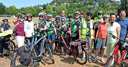 Die Radgruppe vor dem Start zur touristischen Radausfahrt von Pro Region, zusammen mit der Vorsitzenden Friedlinde Gurr-Hirsch (Zweite von rechts).
Bild: Palmert