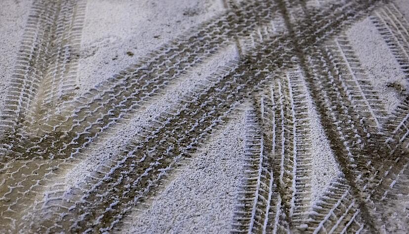 Reifenspuren im Schnee: Nach dem milden Start ins neue Jahr steht der Winter und mitunter gef&auml;hrliche Gl&auml;tte ins Haus.