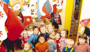 Der Weihnachtsmann kann kommen: Die Kleinen vom Kindergarten Regenbogen haben ihre Geschenke-Str&uuml;mpfe schon aufgeh&auml;ngt.
          Fotos: Klaus Thomas Heck