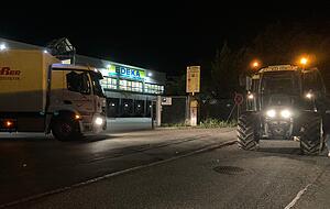 Zwischenzeitlich konnten Lkw nicht aus dem Lager ausfahren. Zwischenzeitlich konnten Lkw nicht aus dem Lager ausfahren.