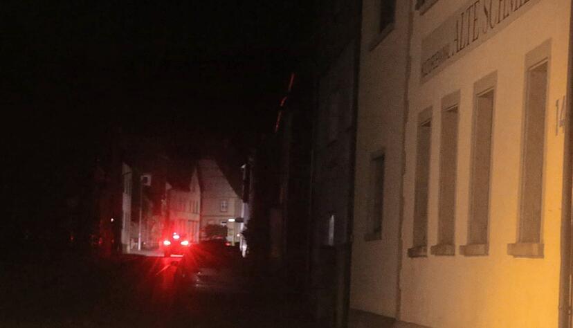 Enormer Helligkeitsunterschied: Der Zebrastreifen an der Alten Schmiede in Mühlbach bleibt aus Gründen der Verkehrssicherheit nachts beleuchtet. Ein paar Meter weiter herrscht schwarze Nacht. Enormer Helligkeitsunterschied: Der Zebrastreifen an der Alten Schmiede in Mühlbach bleibt aus Gründen der Verkehrssicherheit nachts beleuchtet. Ein paar Meter weiter herrscht schwarze Nacht.