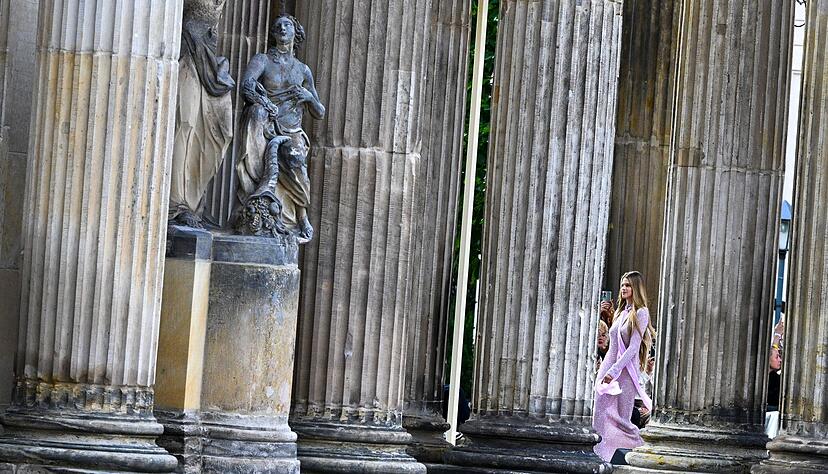 Ein Model zeigt Mode vom Label Marc Cain.