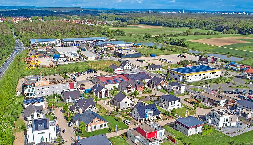 Auf Anhieb sind Fertigh&auml;user nicht mehr als solche zu erkennen. In Fertighaussiedlungen wie hier in N&uuml;rnberg zeigen Anbieter, worauf es bei der Wahl des richtigen Hauses ankommt. Unten links die Produktion einer Hauswand. Fotos: BDF