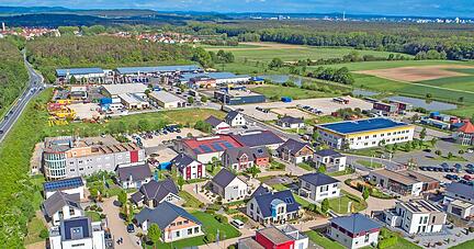 Auf Anhieb sind Fertigh&auml;user nicht mehr als solche zu erkennen. In Fertighaussiedlungen wie hier in N&uuml;rnberg zeigen Anbieter, worauf es bei der Wahl des richtigen Hauses ankommt. Unten links die Produktion einer Hauswand.   
Fotos: BDF