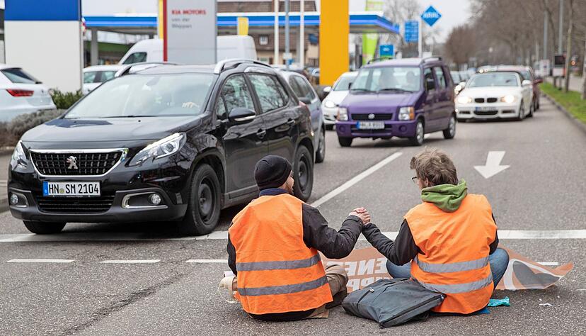 Anfang März haben Mitglieder der umstrittenen "Letzten Generation" die Neckarsulmer Straße beim Sülmertor in Heilbronn blockiert. Die beiden Männer auf dem Foto hatten sich auf der Straße festgeklebt.