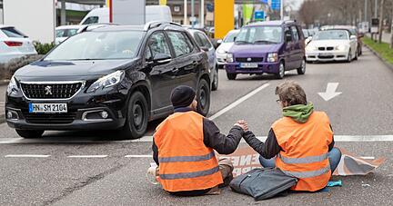Anfang März haben Mitglieder der umstrittenen "Letzten Generation" die Neckarsulmer Straße beim Sülmertor in Heilbronn blockiert. Die beiden Männer auf dem Foto hatten sich auf der Straße festgeklebt.
Foto: Andreas Veigel