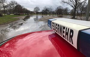 Einmal mehr ist der Kolbenschmidt-Parkplatz gesperrt worden. Foto: Hoffmann