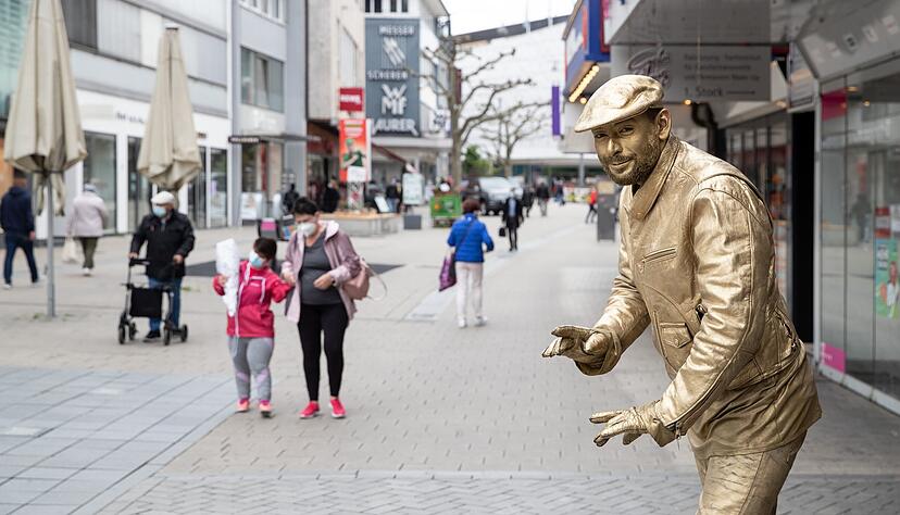 Er hat nicht viel Publikum. Nur wenige Menschen sind am Samstag in der Heilbronner Fußgängerzone unterwegs. Es ist ja auch kein Einkaufserlebnis möglich.