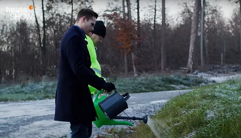 Fabian Köster, Reporter der "ZDF Heute Show" und Markus Pubantz (hinten) von der Bürgerwindkraft Hohenlohe GmbH gießen Gelbbauchunken. Beitrag vom Sommer 2022.