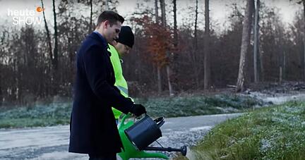 Fabian K&ouml;ster, Reporter der "ZDF Heute Show" und Markus Pubantz (hinten) von der B&uuml;rgerwindkraft Hohenlohe GmbH gie&szlig;en Gelbbauchunken. Beitrag vom Sommer 2022.