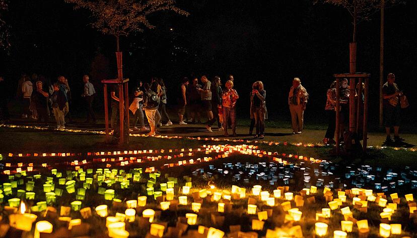 Spielt das Wetter mit, wird der Kurpark am Samstag bei Einbruch der Dunkelheit zu einem Lichtermeer. Spielt das Wetter mit, wird der Kurpark am Samstag bei Einbruch der Dunkelheit zu einem Lichtermeer.