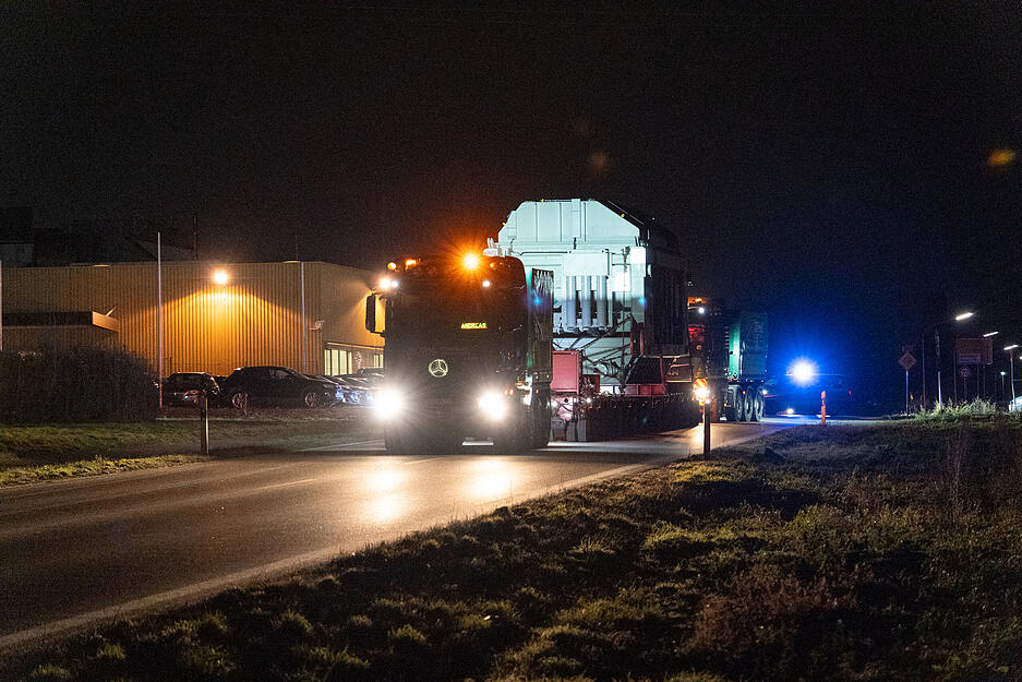 Der Trafo-Schwertransport hat in der Nacht auf Freitag das SuedLink-Umspannwerk in Leingarten erreicht.