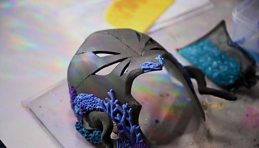 Neben ihrem aktuellen Kost&uuml;m arbeitet sie an einer Maske aus Foam Clay.