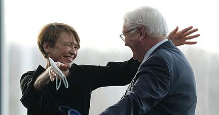 Elke Büdenbender gratuliert ihrem Mann Frank-Walter Steinmeier zur Wiederwahl als Bundespräsident.