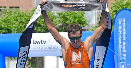 Heilbronn als Training für den nächsten Ironman: Der Neckarsulmer Dominik Sowieja gewinnt das Rennen der baden-württembergischen Triathlon-Liga.
Fotos: Mario Berger