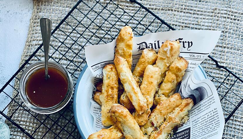 Die Halloumi-Stifte werden aus einem Block des zypriotischen Grillk&auml;ses im Airfryer zubereitet.