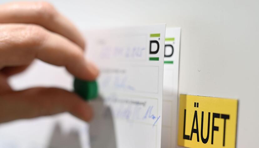 Bei der Firma Debatin sollen Mitarbeitende Fehler benennen und Verbesserungsvorschläge machen. Kleine Magnete zeigen den Fortschritt an: «neu», «läuft» und «erledigt». Bei der Firma Debatin sollen Mitarbeitende Fehler benennen und Verbesserungsvorschläge machen. Kleine Magnete zeigen den Fortschritt an: «neu», «läuft» und «erledigt».