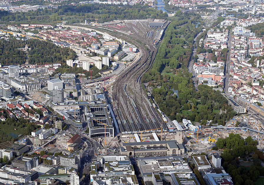 Luftaufnahme der Baustelle Stuttgart 21 am 12. September 2018. Der baden-württembergische Verkehrsminister Winfried Hermann (Grüne) kritisiert das milliardenschwere Projekt als "Fehlinvestition". Luftaufnahme der Baustelle Stuttgart 21 am 12. September 2018. Der baden-württembergische Verkehrsminister Winfried Hermann (Grüne) kritisiert das milliardenschwere Projekt als "Fehlinvestition".