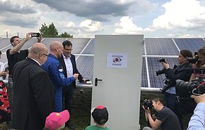 Alexander Gerst steckt den Schlüssel in die künftige Eingangstüre der Sternwarte, den er bei seinem Aufenthalt im Weltall dabei hatte. Foto: Ralf Reichert