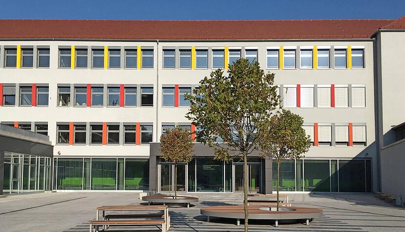 Das Leben des Mannes der Steine in Beton verewigt: In Hohenlohe ist unter anderem die K&uuml;nzelsauer Georg-Wagner-Schule nach ihm benannt.
Foto: Archiv/privat