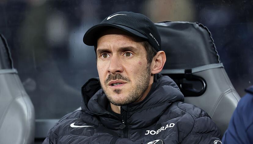 Dieses Mal kein Platz auf der Bank: Freiburgs Trainer Schuster ist in Hoffenheim gesperrt. Dieses Mal kein Platz auf der Bank: Freiburgs Trainer Schuster ist in Hoffenheim gesperrt.