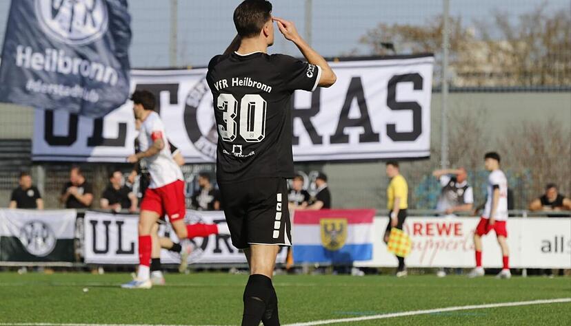 F&uuml;hrungsspieler Lukas B&ouml;hm entgleist nach seiner Auswechslung gegen des FC Esslingen. Der VfR Heilbronn arbeitet den Vorfall wie auch die gesamte Partie intern auf.