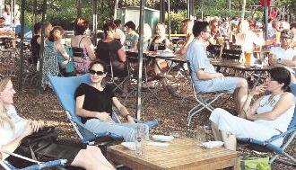 Wer einen solchen Platz ergattert, sitzt am Trappensee in der ersten Reihe. Die gepflegte Stadtrandoase ist auch in der Mittagspause gut erreichbar.Fotos: Guido Sawatzki