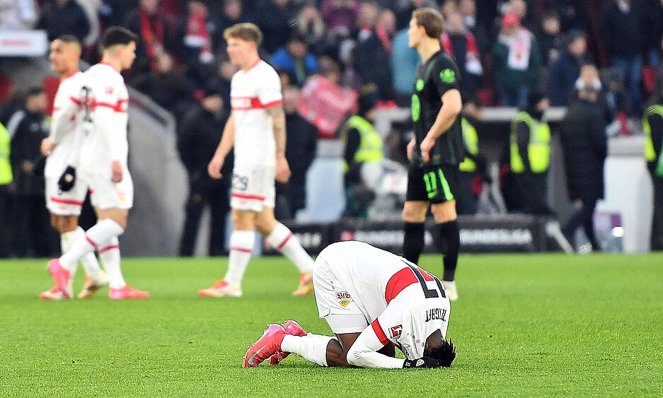 Der junge Fußball-Profi sackte am Boden zusammen und weinte. Der VfB Stuttgart hat nicht die Meisterschaft verspielt, sondern "nur" ein Bundesliga-Spiel verloren.