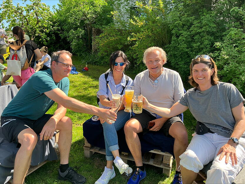 Erst radeln, dann ein Radler: Mit den Fahrrädern ist das Quartett von Öhringen zum Lerchenhof gefahren. Abschluss könnte in Verrenberg sein, verraten sie.