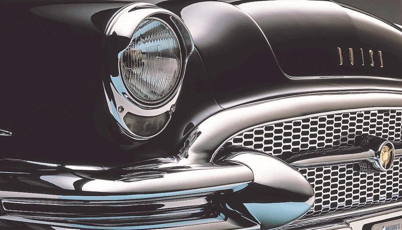 Riekers Werk prägt eine Ausschnitthaftigkeit, indem nur der Kühlergrill, das Heck oder sonstige Teile des Chassis abfotografiert sind. Im Bild ein Buick. Riekers Werk prägt eine Ausschnitthaftigkeit, indem nur der Kühlergrill, das Heck oder sonstige Teile des Chassis abfotografiert sind. Im Bild ein Buick.