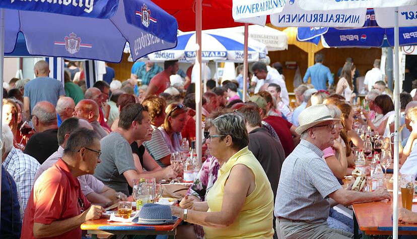 Dicht an dicht sitzen oder stehen die Menschen beim Fleiner Weinfest, das traditionell am ersten Juli-Wochenende steigt. Keine Gro&szlig;veranstaltungen bis 31. August: Das bedeutet auch das Aus f&uuml;r diese Veranstaltung. Foto: Archiv/Schmidt