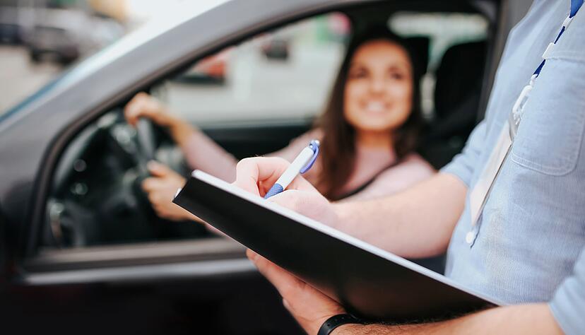 Prüfung bestanden und endlich den Führerschein: Auf diesen Moment müssen Fahranfänger gerade etwas länger warten als bisher.
Foto: estradaanton/stockadobe.com