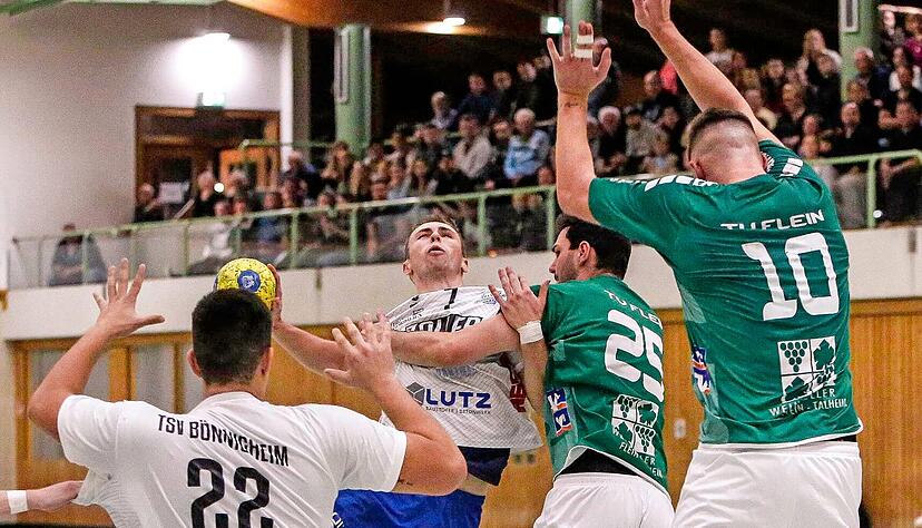 Mit zunehmener Spieldauer prallten Jonas May (am Ball) und seine Bönnigheimer immer wieder an der Fleiner Abwehr um Marco Schilpp (Zweiter von rechts) und Cedric Ziegler (rechts) ab.
Foto: Lina Bihr Mit zunehmener Spieldauer prallten Jonas May (am Ball) und seine Bönnigheimer immer wieder an der Fleiner Abwehr um Marco Schilpp (Zweiter von rechts) und Cedric Ziegler (rechts) ab.
Foto: Lina Bihr