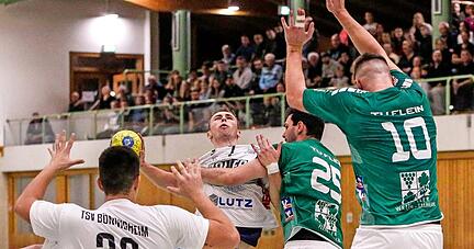 Mit zunehmener Spieldauer prallten Jonas May (am Ball) und seine Bönnigheimer immer wieder an der Fleiner Abwehr um Marco Schilpp (Zweiter von rechts) und Cedric Ziegler (rechts) ab.
Foto: Lina Bihr