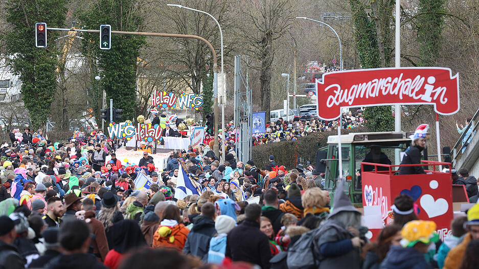 Ausgelassene Stimmung beim Faschingsumzug in Bad Wimpfen mit 15.000 Besuchern