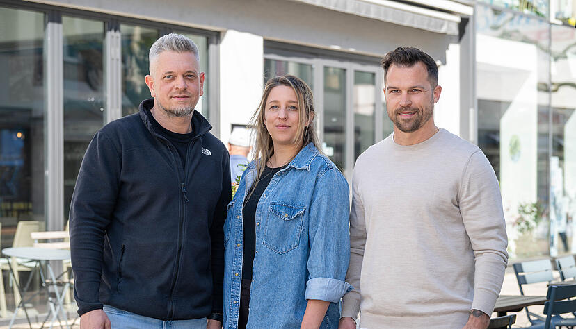 Sascha M&ouml;hrer (von links), Dana Hofmann und Dominik Britsch er&ouml;ffnen Mitte Juni im ehemaligen Mare Nostrum ein Caf&eacute; und Tapas-Restaurant.