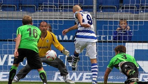 Duisburgs Srdjan Baljak (M) erzielt im Spiel gegen 1860 M&uuml;nchen das Tor zum 2:1.