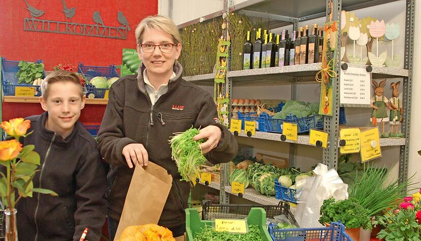 Kerstin Knobloch ist gelernte Krankenschwester und führt auf dem Hof der Familie einen kleinen Laden. Sohn Manuel (11) hilft seiner Mutter gern.Foto: Stefanie Pfäffle Kerstin Knobloch ist gelernte Krankenschwester und führt auf dem Hof der Familie einen kleinen Laden. Sohn Manuel (11) hilft seiner Mutter gern.Foto: Stefanie Pfäffle