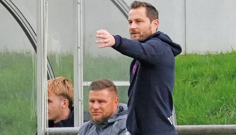 Chefcoach Reinhard Schenker (rechts) und Co-Trainer Nicolas Schlegel haben ihren Vertrag beim FSV Hollenbach verlängert.
Fotos: Marc Schmerbeck Chefcoach Reinhard Schenker (rechts) und Co-Trainer Nicolas Schlegel haben ihren Vertrag beim FSV Hollenbach verlängert.
Fotos: Marc Schmerbeck