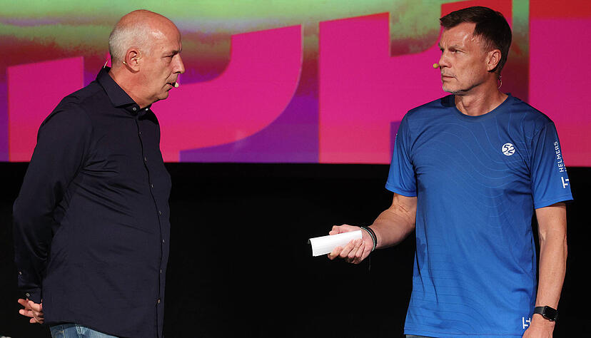 Mario Basler als meinungsstarker Stammgast und Moderator Thomas Helmer sind mit "Doppelpass on Tour" zu Gast in Heilbronn.