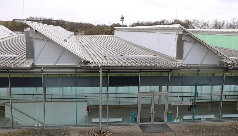 Das kaputte Dach der Ausporthalle am Berufsschulzentrum &Ouml;hringen musste aufwendig saniert werden. Die finalen Kosten &uuml;berstiegen die Sch&auml;tzungen um das Sechsfache, die Arbeiten zogen sich bis in den Sp&auml;therbst 2025.