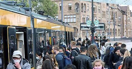 Mittags und morgens geht es hoch her. Um die Schülerströme zu entzerren, hat das Land ein Sonderprogramm aufgelegt, das aber nur für Schulbusse gilt. Foto: Ralf Seidel
