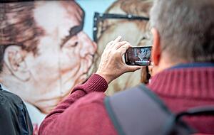 Breschnew küsst Honecker: Die East Side Gallery verbindet Straßenkunst mit Geschichte. Breschnew küsst Honecker: Die East Side Gallery verbindet Straßenkunst mit Geschichte.