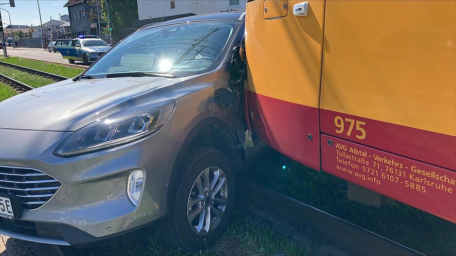 Die Stadtbahnlinien S41 und S42 werden wegen des Unfalls umgeleitet. Die Stadtbahnlinien S41 und S42 werden wegen des Unfalls umgeleitet.