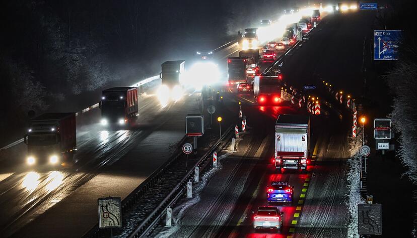 Der Regen auf den eiskalten B&ouml;den f&uuml;hrt in Teilen Nordrhein-Westfalens zu Verkehrsbehinderungen.