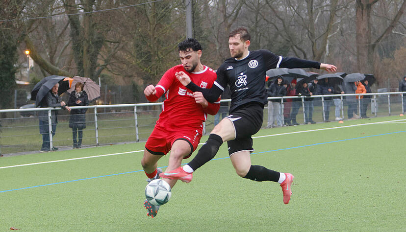 Im Testspiel zwischen dem VfR Heilbronn mit Jannik Dannhäußer (rechts) und der TSG Öhringen mit Erkan Odabasi ging es auch körperlich zur Sache Im Testspiel zwischen dem VfR Heilbronn mit Jannik Dannhäußer (rechts) und der TSG Öhringen mit Erkan Odabasi ging es auch körperlich zur Sache