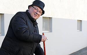 Andreas Maciejewski pflegt an der Ludwigsburger Straße in Böckingen die schwäbische Kehrwoche. Foto: Annika Heffter Andreas Maciejewski pflegt an der Ludwigsburger Straße in Böckingen die schwäbische Kehrwoche. Foto: Annika Heffter